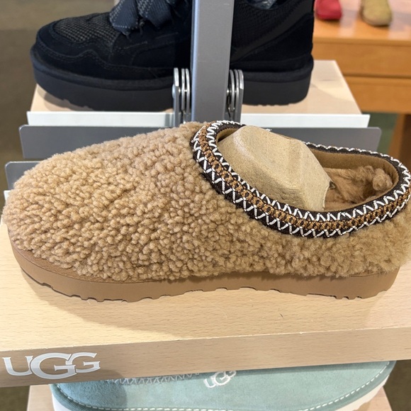 UGG Women’s Maxi Curly Slippers - Picture 4 of 6